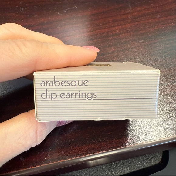 Avon “Arabesque” blue/red/goldtone clip earrings NIB vintage 1989 - Picture 3 of 5